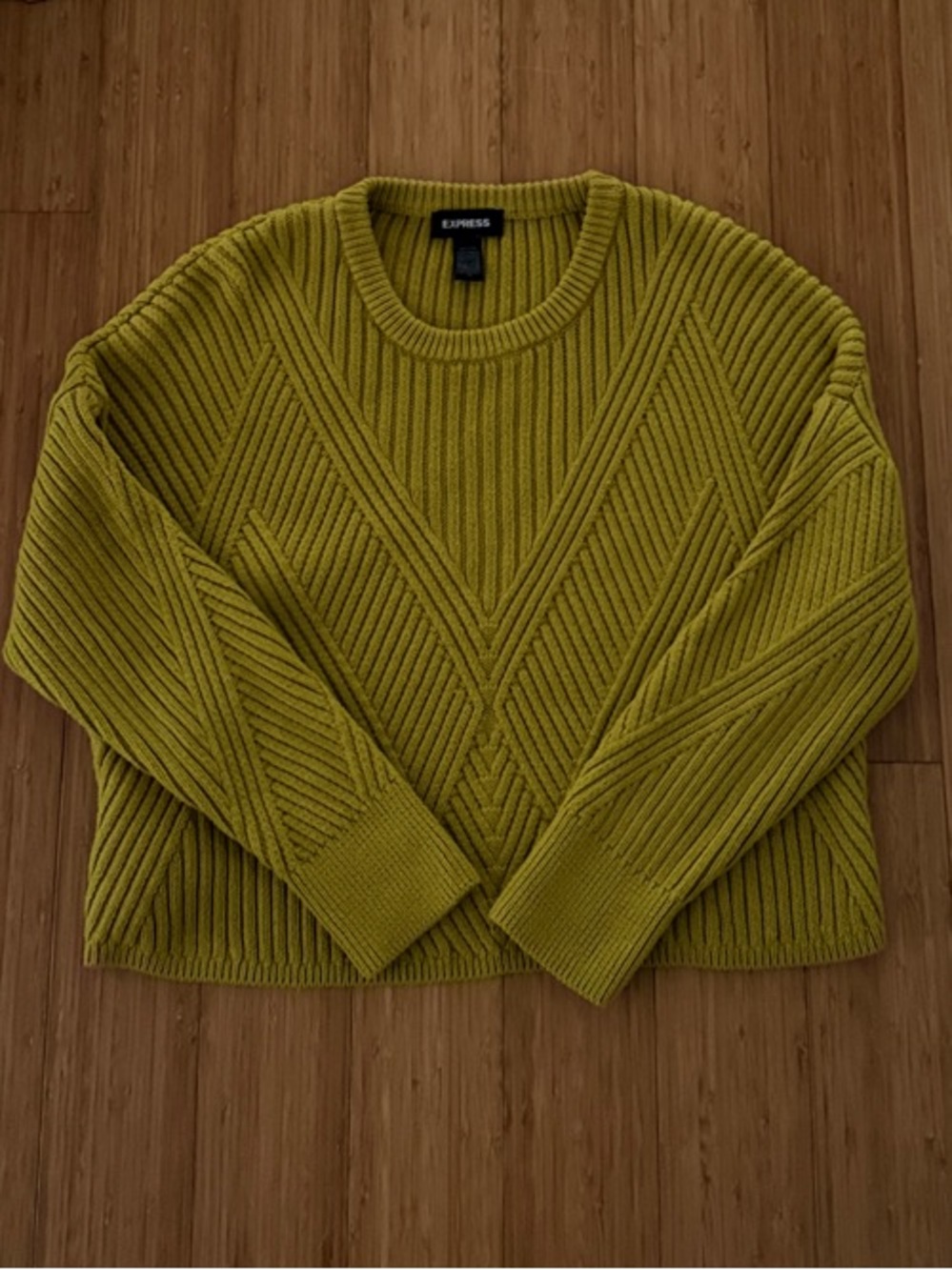Express Women's Bright Yellow/Green Ribbed Chevron Crewneck Sweater